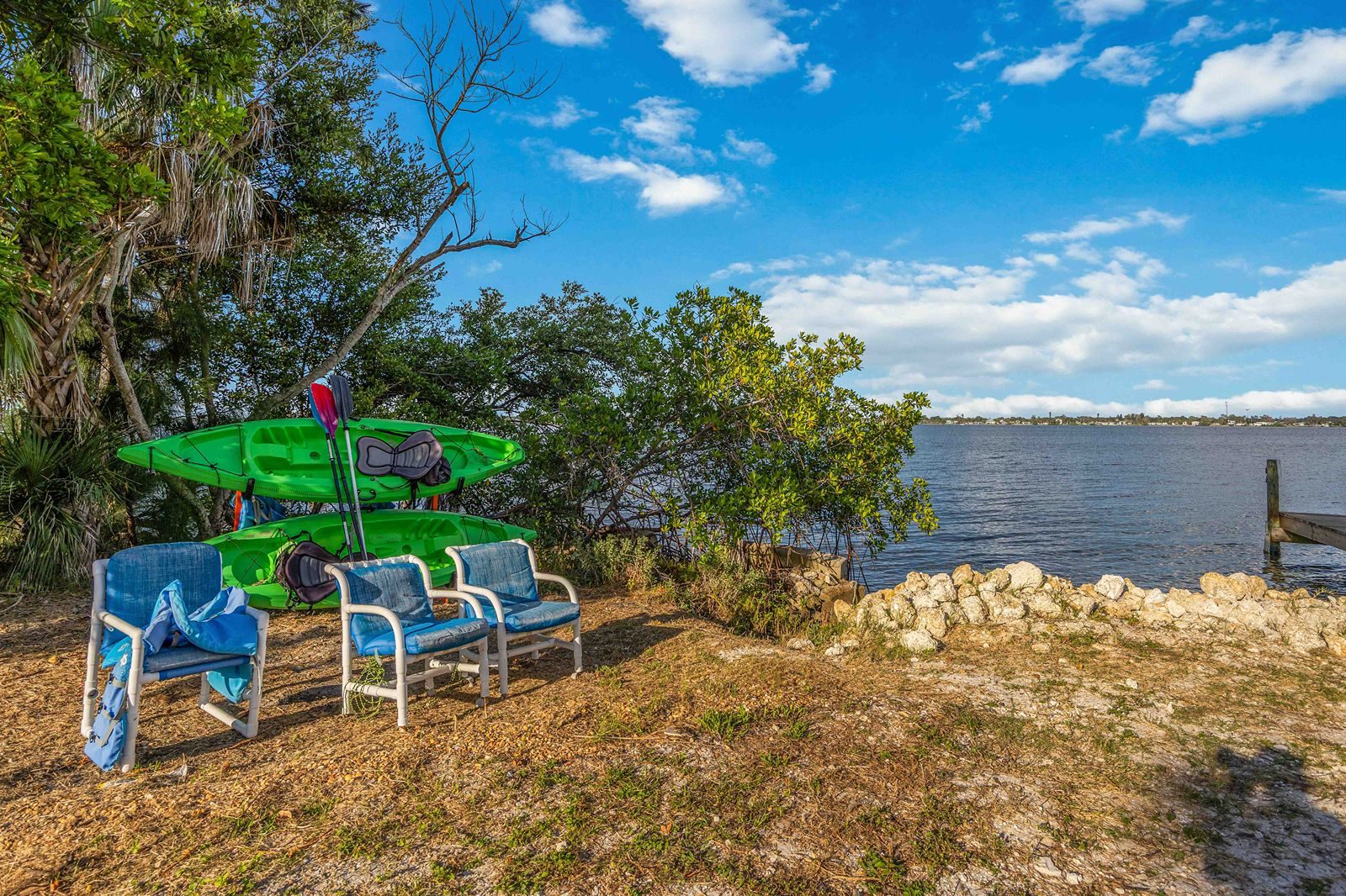 Kayaks and bayfront seating beside Lemon Bay at Gecko House
